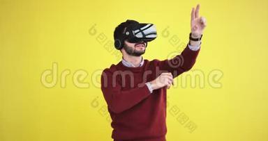 帅哥用虚拟现实很开心，他摸虚拟程序来选择他想要的东西，他很兴奋